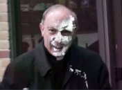 Главе католиков Бельгии бросили торт в лицо