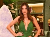 Алессандра Амбросио поделилась яркими снимками с отдыха