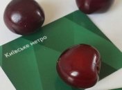 В Киеве мужчина "бесплатно" пропускал людей в метро