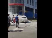 "Вот и батарейка сгорела": в Хмельницком во время зарядки вспыхнул электрокар (видео)