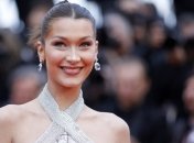 Белла Хадид блестела на вечеринке в золотом платье от Versace