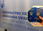 Украинцы в Польше устроили протест из-за загранпаспортов: куда их послали в консульстве (видео)