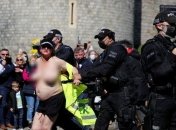 Частично обнаженная женщина пыталась сорвать похороны принца Филиппа (фото и видео 18+)