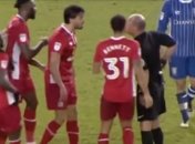 Английский судья удивил красной карточкой в безобидном моменте (Видео)