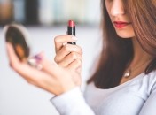 Помада довше триматиметься на губах