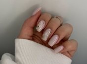 Молочный маникюр с дизайном