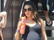 Беременная Мила Кунис провела день рождения в студии йоги (ФОТО)