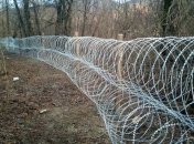 Борьба с контрабандой: на Закарпатье вдоль границы установили колючую проволку