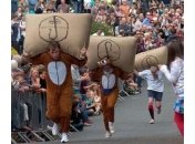 Необычные гонки с мешками в Тетбери