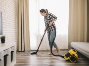 Девушка за уборкой