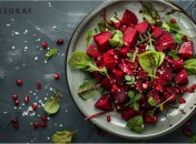 Этот салат имеет пикантный вкус и довольно сытный (изображение создано с помощью ИИ)