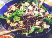 Для тех, кто соблюдает пост: рецепт легкого салата со свеклой (фото)