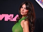 Ця красуня виглядає приголомшливо, навіть коли крокує не по червоних доріжках