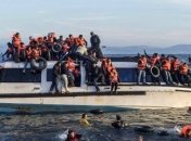 Судно с беженцами отказалось идти в Испанию