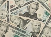 Объем чистой продажи валюты в Украине снизился на 43,6%