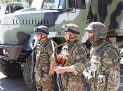 Глава МВД Аваков протестировал новые бронежилеты и каски бойцов АТО