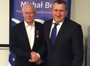 Дещица наградил евродепутата украинским орденом