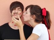 Замечательная пара путешествует по миру и фотографируется на фоне архитектуры (Фото) 