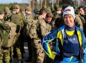Лидер Эстонии с тяжелым рюкзаком прошла 30 км с военными (Фото, Видео)