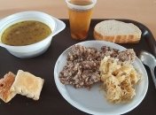 Странные субстанции и компот: в сети показали, чем кормят бойцов ВСУ в Черниговской области (фото)