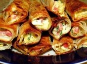 Рецепт дня: закуска в лаваше с колбасой, сыром и яйцами