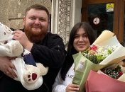 Наша с папой радость: жена Владимира Жогло умилила сеть новогодними снимками с сыном
