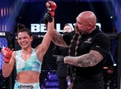 Девушка-боец жестоко избила соперницу во время своего дебюта (видео)