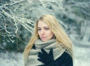 Девушка на улице зимой