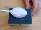 Губка и обычная соль очень полезна внутри холодильника