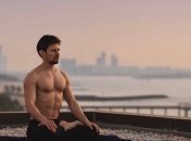 "Может тоже бросить пить и есть мясо?" Дуров породил волну шуток "философским" фото