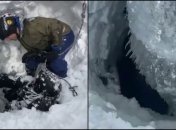 Сноубордисты провалились на глубину четырех метров под снег и выжили: как им это удалось (видео)