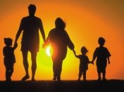 Семья продала свой дом ради друзей из Facebook (Видео)