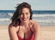 "Не пыталась худеть": американская модель plus-size появилась на обложке известного глянца