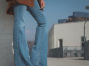Розкльошені джинси виведуть ваш образ на новий рівень