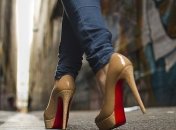 Делать обувь с красной подошвой отныне запрещено