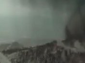 Впечатляющее видео: в Японии сошла черная лавина 