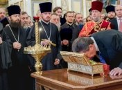 Виктор Янукович почтил мощи Георгия Победоносца с Афона