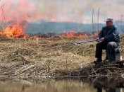 Пусть весь мир подождет: мужчина не остановил рыбалку несмотря на приближающийся к нему пожар (видео)