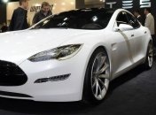 Tesla Model S бросает вызов BMW M5 (Видео)