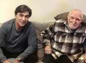 Черная маска и горы цветов: сын Джигарханяна показал могилу отца