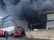 Под Днепром горит завод по производству пластика