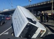 В Киеве микроавтобус во время движения провалился под землю