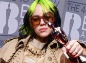 Папарацци поймали Билли Айлиш в обтягивающей одежде: фото, как выглядит фигура певицы