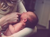 "Язык младенцев": новорожденные умеют различать разные "виды объятий"