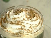Кофе со взбитыми сливками и корицей
