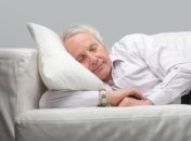 Почему пожилые люди часто страдают бессонницей?