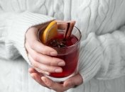 Глинтвейн — это горячий алкогольный напиток на основе вина.