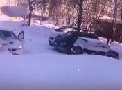В России глыба льда разбила машину, люди чудом остались живы (видео)