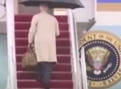 Байден снова чуть не упал на трапе самолета: пропагандисты Путина ликуют (видео)