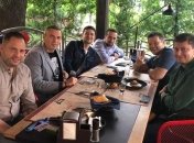 Зеленский празднует День Конституции в кафе 